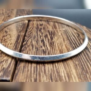Saucer silver tone shiny bracelet B910